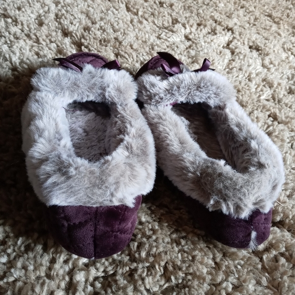 Dearfoams Like new purple insulated fuzzy slippers - Picture 4 of 4